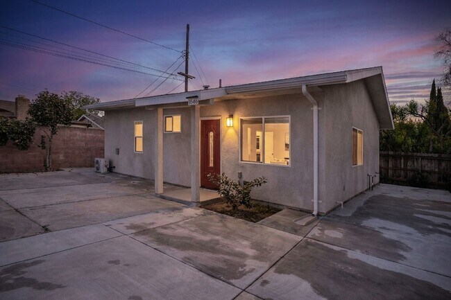 Building Photo - 9548 W Live Oak Ave