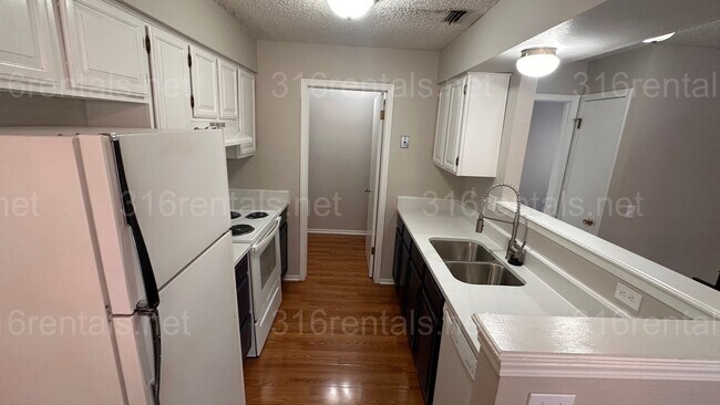 Building Photo - $1250 - 3 room 2 bath - Apartment located in Riverside