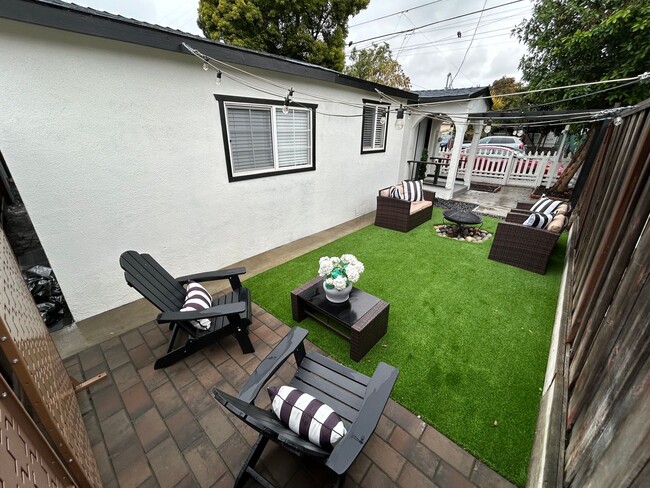 Building Photo - Stunning 4-bedroom, 2-bathroom home