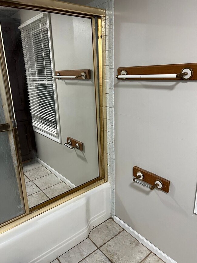 Building Photo - 6128 E 11th St