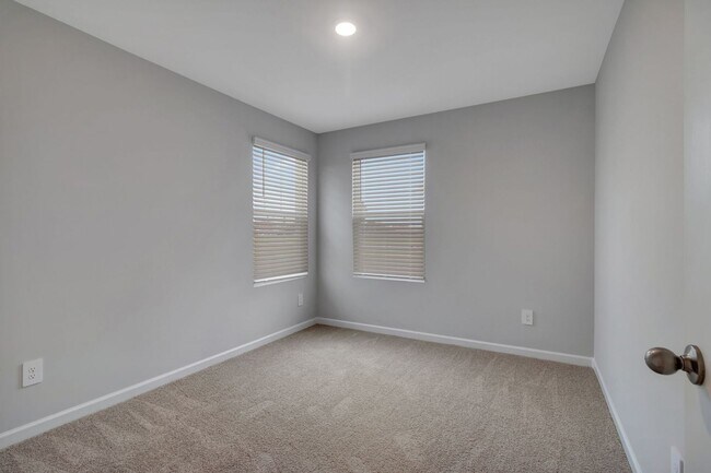Building Photo - UPGRADED 3 BD 3 BATH MURFREESBORO TOWNHOME IN RIVER LANDING