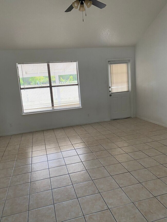 Building Photo - 2416 Jerome Dr