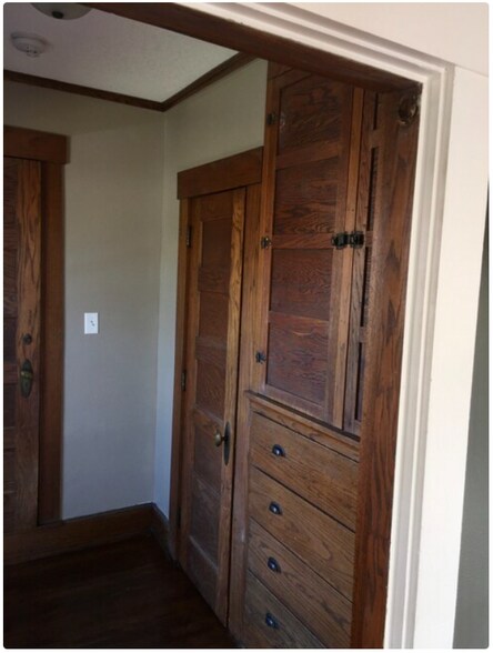 Hallway & Built-In Cabinets - 1233 46th St