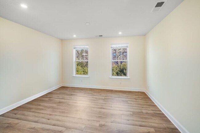 Building Photo - 2BR Townhome w/ 2 En-Suite Baths + Garage in 28208