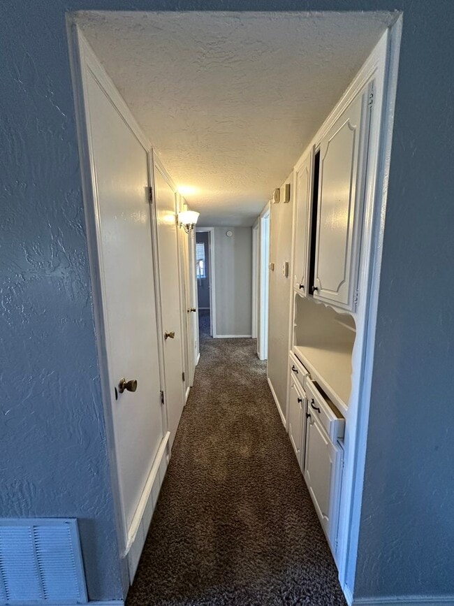 Building Photo - 4844 Woodview Dr