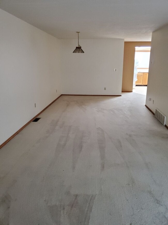 Building Photo - 2 Bedroom, 1 Bathroom Townhouse-Walking distance to MSU Campus