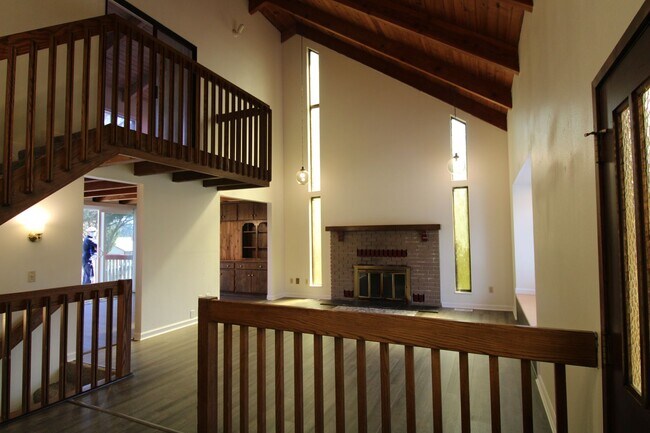 Building Photo - SPACIOUS 3+ BEDROOM SALMON CREEK/MOUNT VISTA MULTI-LEVEL HOME WITH LARGE FENCED YARD!