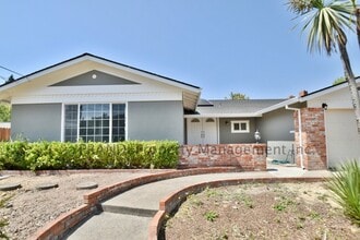 Building Photo - Beautifully Remodeled, 4 Bedroom/2 Bathroo...