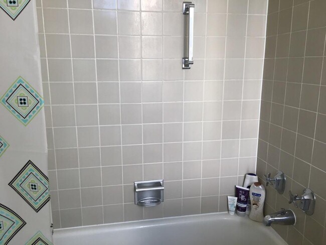 Full bathroom w/bathtub - 431 S Burnside Ave