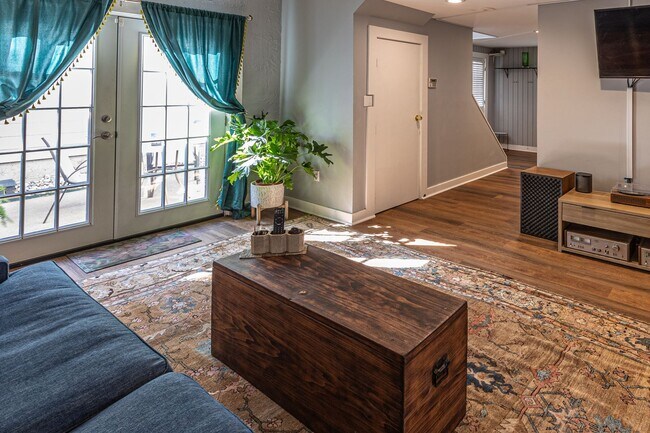 Building Photo - 1515 1/2 S Carson Ave