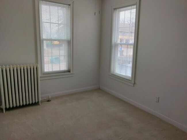 Building Photo - Spacious 1 bedroom 1 bath on the Main Level of a 5 plex.