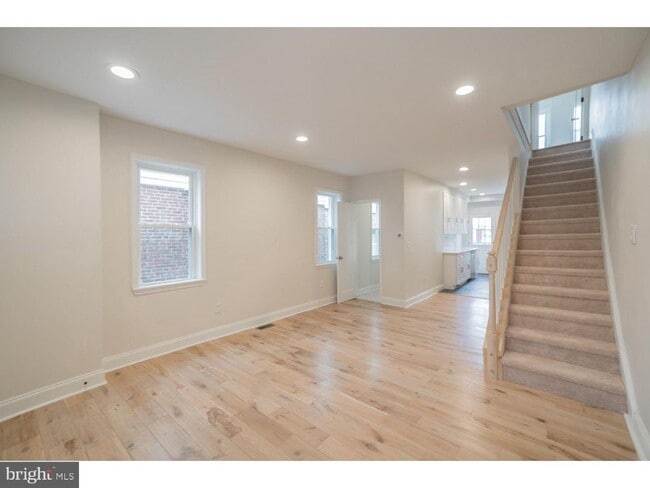 Building Photo - 253 Iona Ave