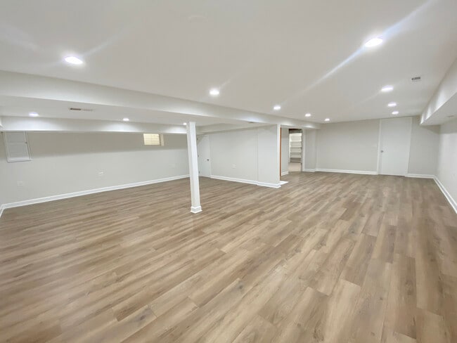 Building Photo - 2242 Eastview Dr