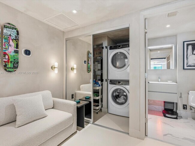 Building Photo - 9521 E Bay Harbor Dr