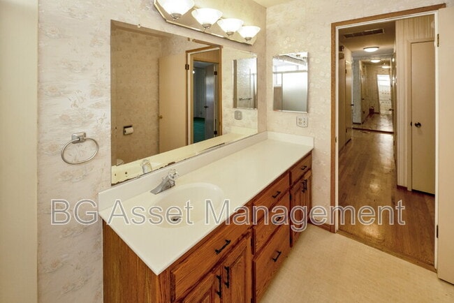 Building Photo - 2901 Doidge Ave