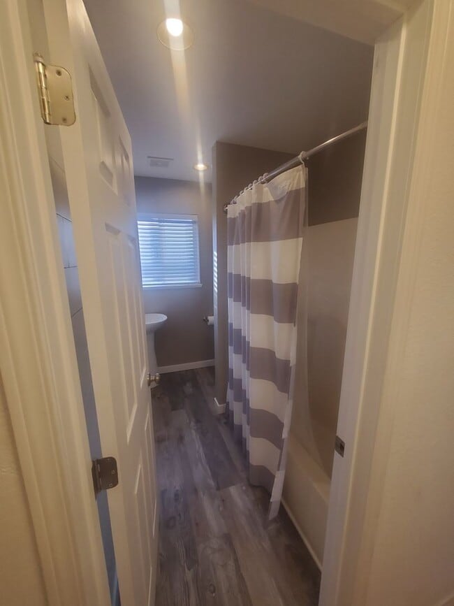 Building Photo - 3 Bed 2 Bath - Single Level - Fenced - 2 C...