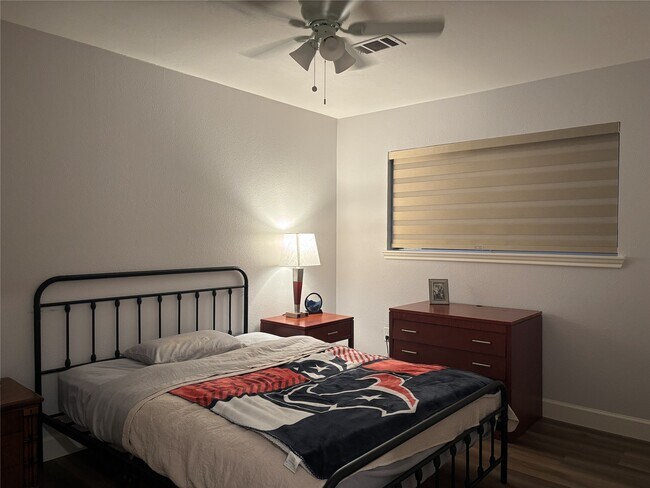 Building Photo - 2112 Sierra Dr