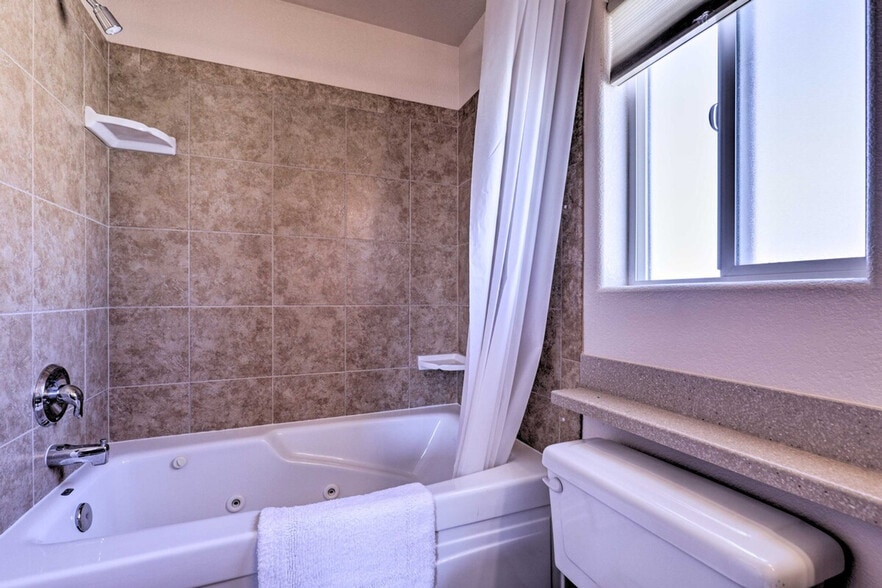 Building Photo - 2447 Rio Dr