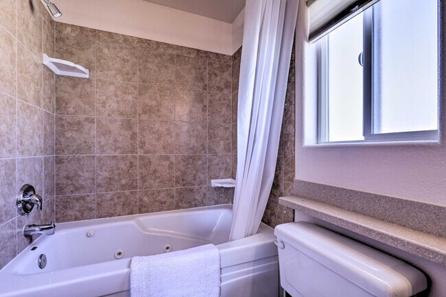 Building Photo - 2447 Rio Dr