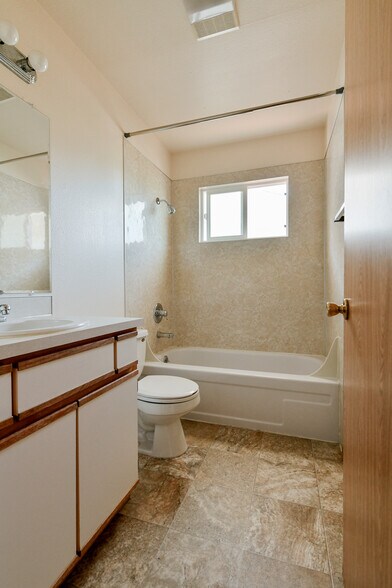 Bathroom with Tub/Shower Cominations - 2118 19th St