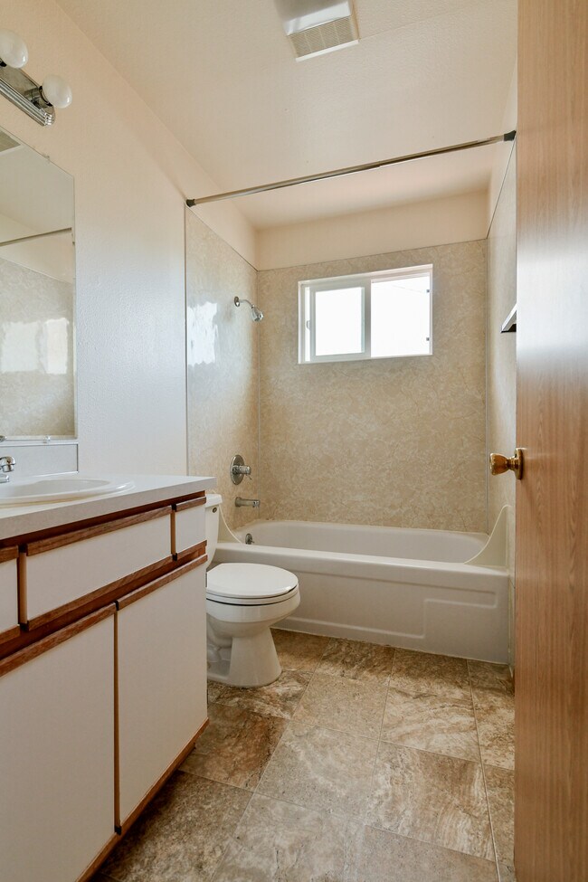 Bathroom with Tub/Shower Cominations - 2118 19th St