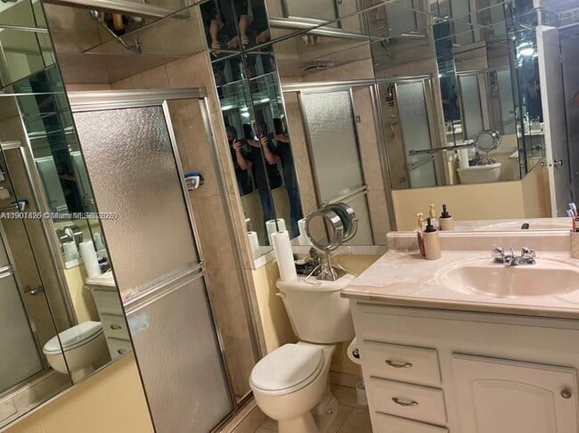 Building Photo - 1305 W 46th St