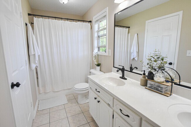 Building Photo - Pet Friendly Three Bedroom with Bonus!