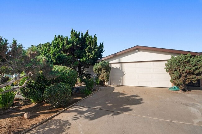 Building Photo - Available Now! Spacious 3BR, 2BA, 1,76sq.ft. 2 car garage.