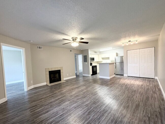 Building Photo - 2/1 Condo in Gated Lakefront Altamonte Com...