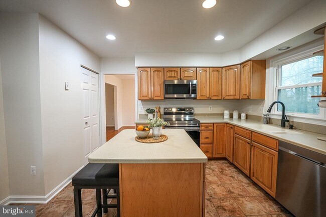 Building Photo - 4230 Avon Dr