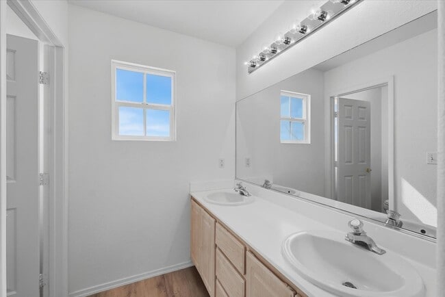 Building Photo - 920 Stable Glen Dr