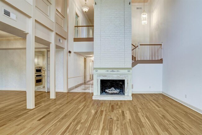 Building Photo - 10166 Memorial Dr