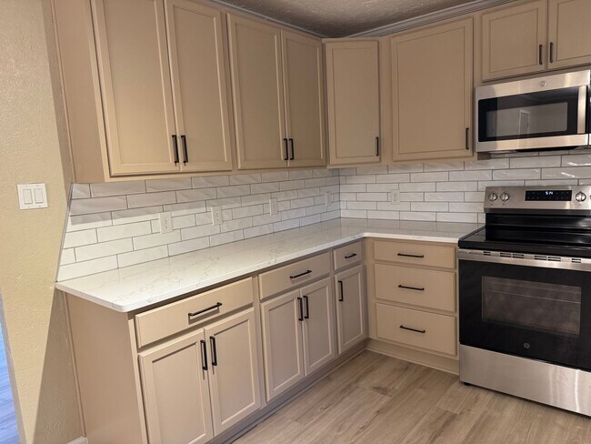 Building Photo - Remodeled in MacArthur School District!