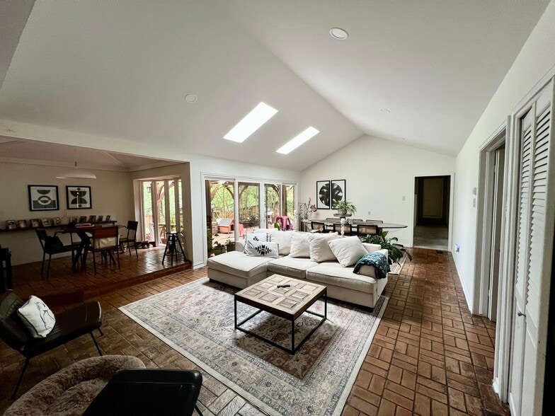 Building Photo - 8162 San Leandro Dr