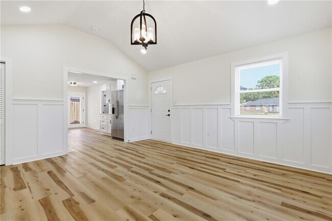 Building Photo - 19 Robin Hood Dr