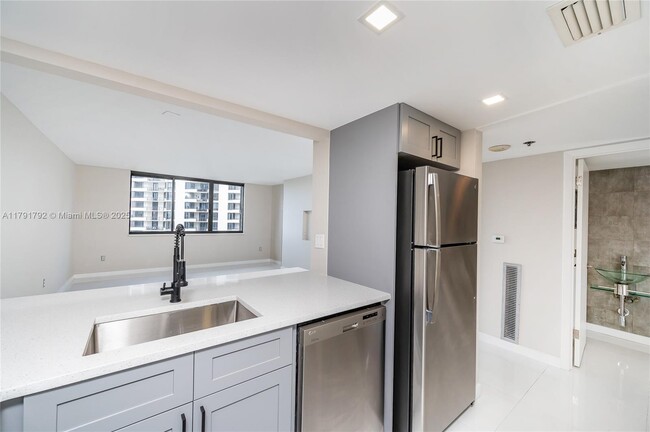 Building Photo - 540 Brickell Key Dr
