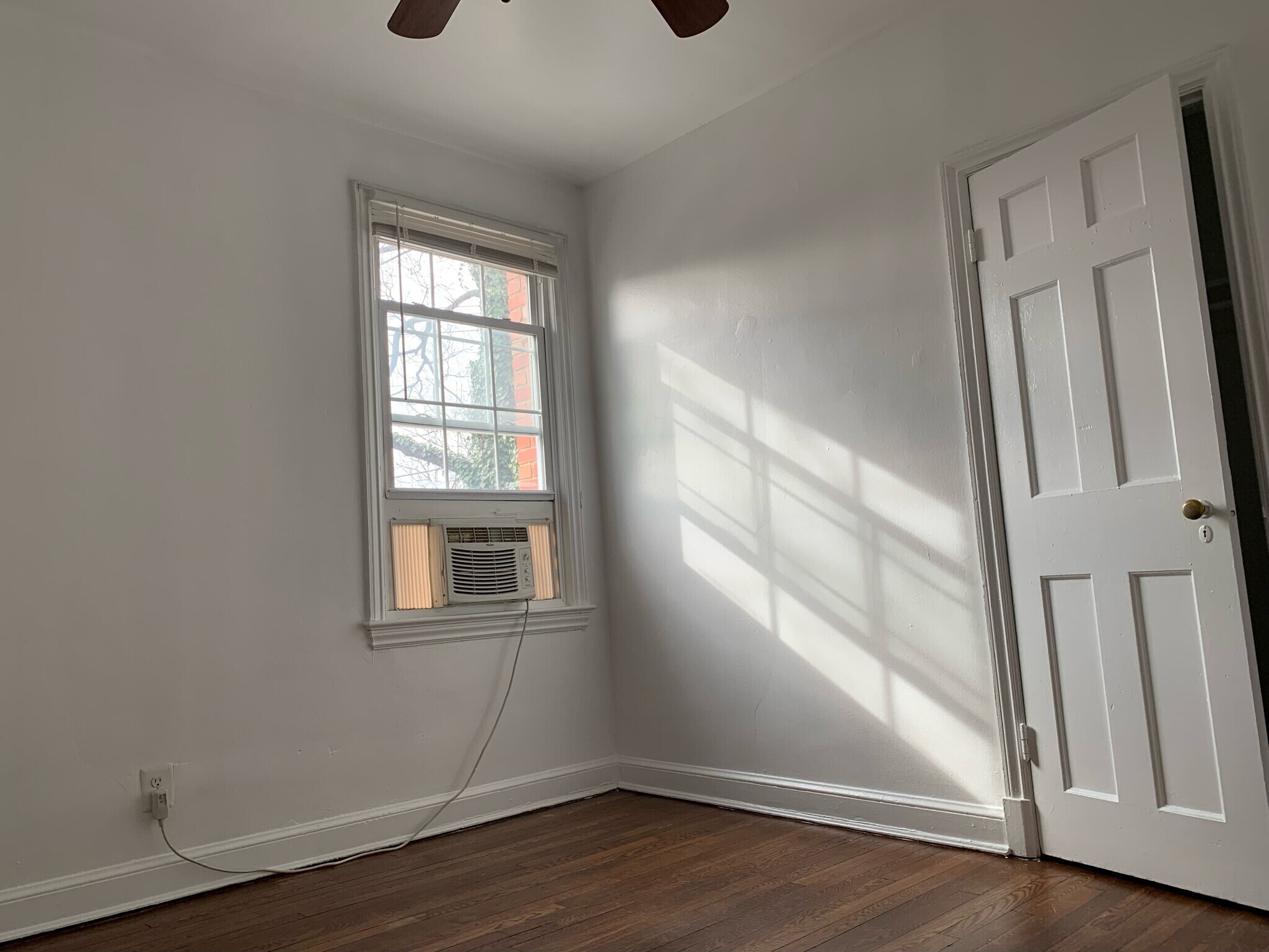 Building Photo - 4034 Calvert St NW