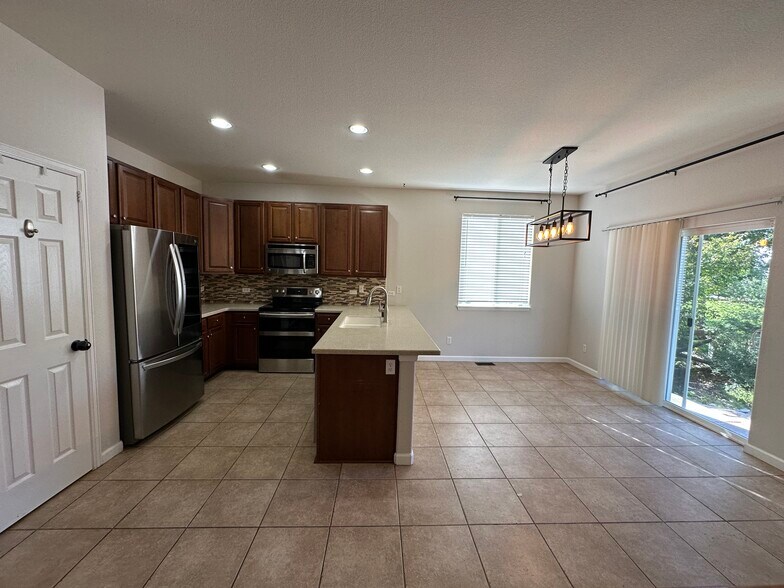 Building Photo - 8238 Hollygrape Ln