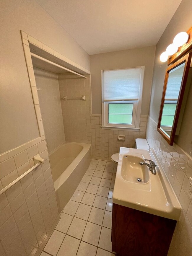 Building Photo - GORGEOUS AND SPACIOUS, 3 BED/2BATH RANCH HOME, BIRMINGHAM SCHOOLS-----DARTMOOR