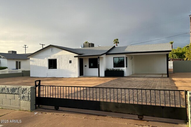 Primary Photo - 1630 E Catalina Dr