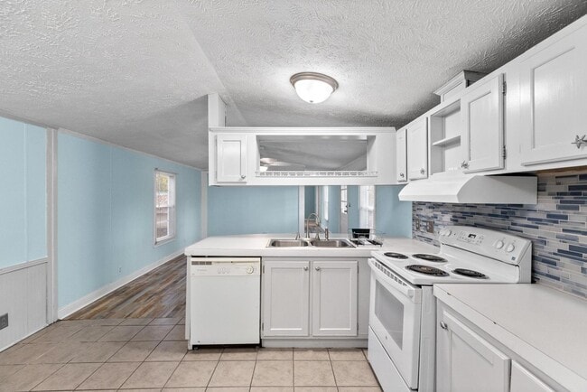 Building Photo - Peaceful Coastal Living Close to the Beach!