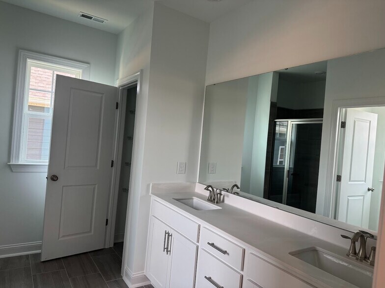 Building Photo - Room in House on Goldfinch Perch Ln