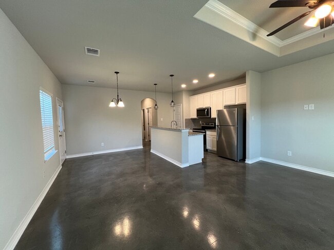 Building Photo - 926 Country Club Dr