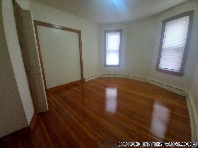 Building Photo - 125 Capen St