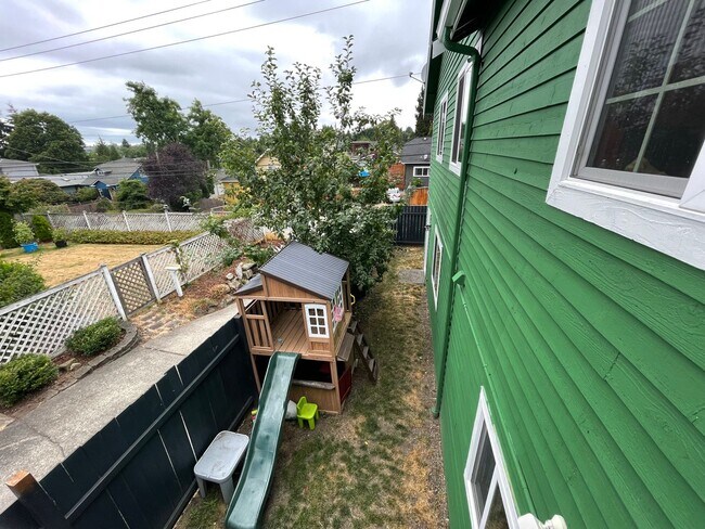 Building Photo - Spacious Corner-Lot Home 4 bed 3 bath – Gr...
