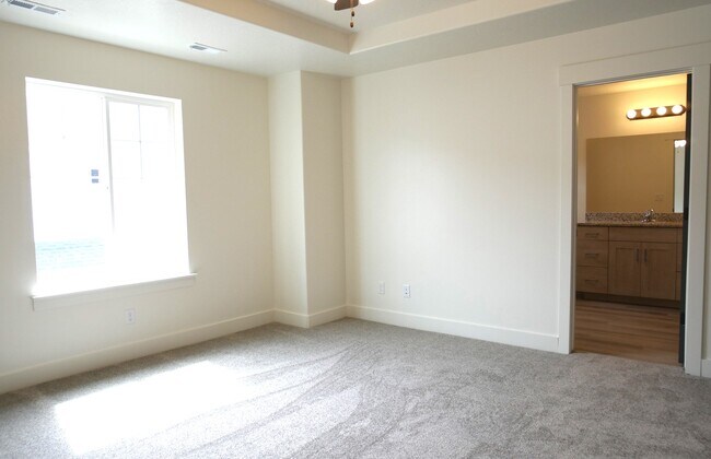 Building Photo - 421 E 200 N