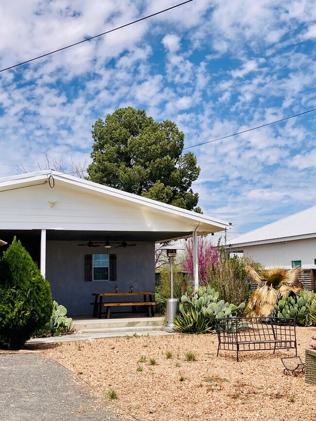 Building Photo - 104 E Waco St