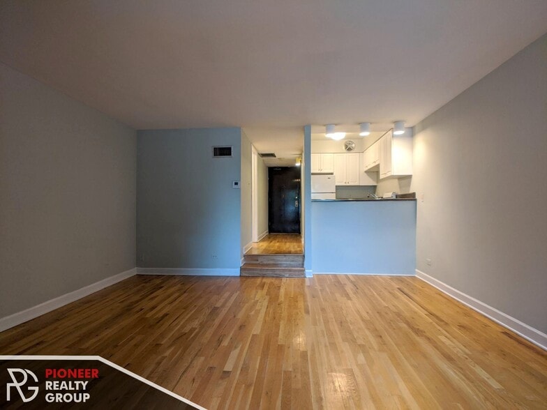 Building Photo - 1254 N La Salle Dr