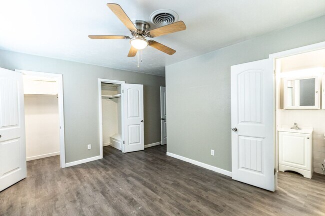 Building Photo - Large 3 bedroom with 2 living areas. Easy ...