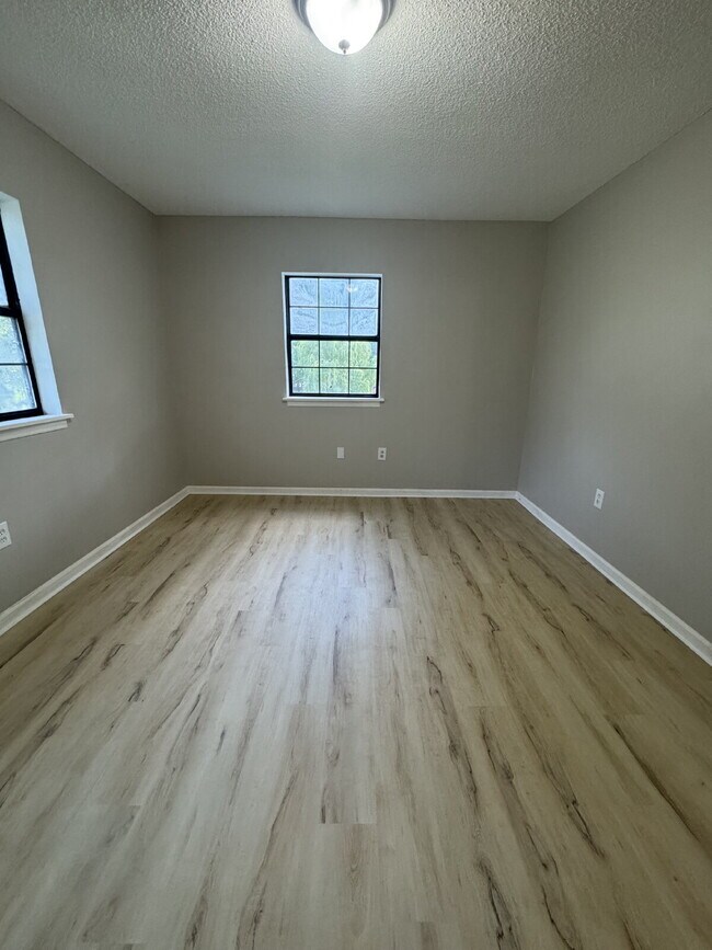 Building Photo - Renovated 3-Bedroom Ground-Floor Apartment